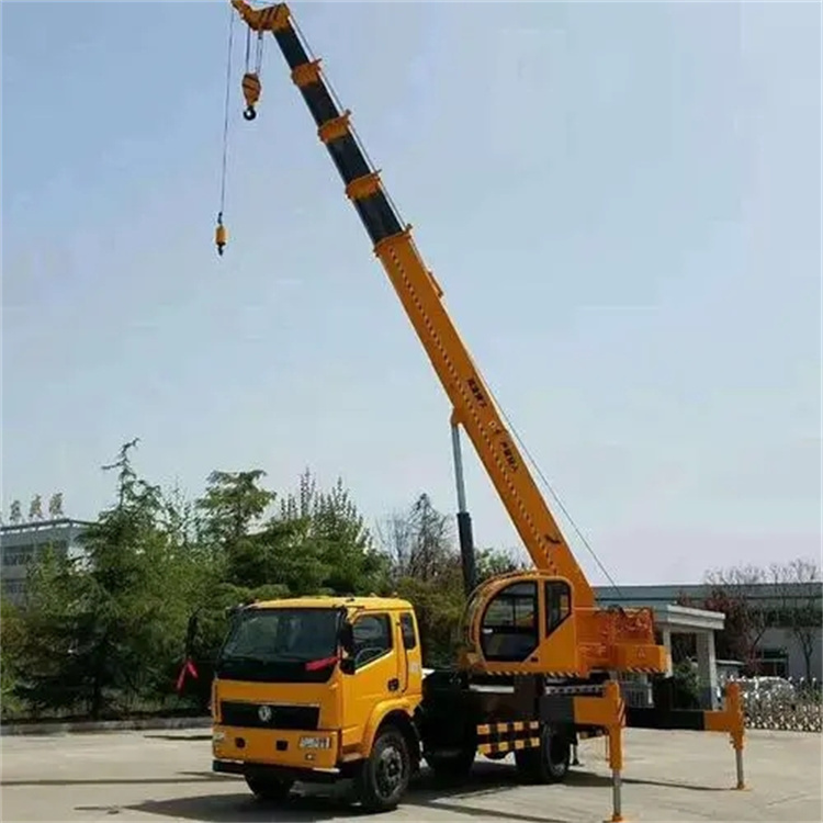 澄海钢筋笼入孔时,由吊车采用单点起吊